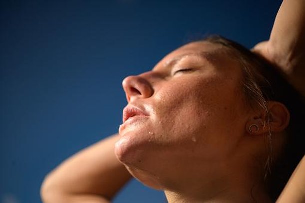 A exposição ao sol pode ativar o vírus. (Fonte: Getty Images)