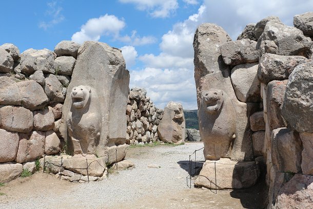 Porta de entrada de Hatusa, capital dos hititas. (Fonte: Bernard Gagnon/Wikimedia Commons)
