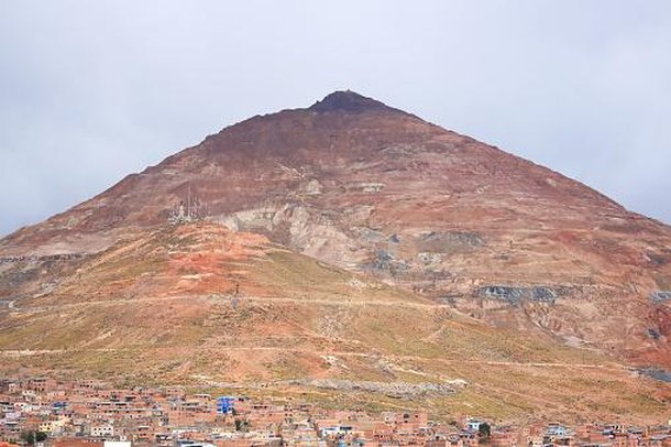 A montanha de Cerro Rico é de onde nasce a prata de Potosí. (Fonte: GettyImages/ Reprodução)