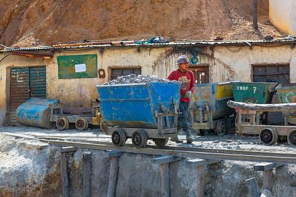Ainda hoje a extração de metais tem forte presença na região. (Fonte: GettyImages/ Reprodução)