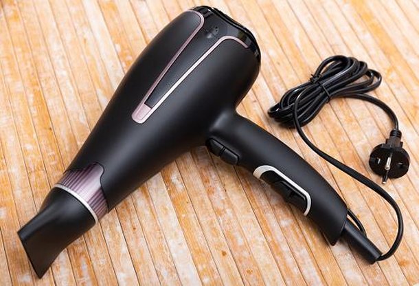 O secador de cabelo é uma ótima ferramenta para tirar manchas. (Fonte: GettyImages/ Reprodução)