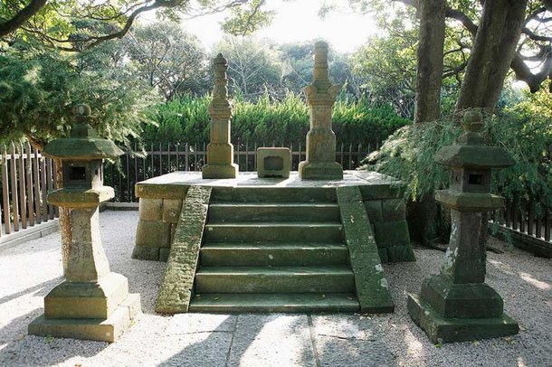 Memorial em homenagem a Muira Anjin e sua esposa no templo Jodo-ji, na cidade japonesa de Yokosuka. (Fonte: Takaaki Ota/Reprodução)