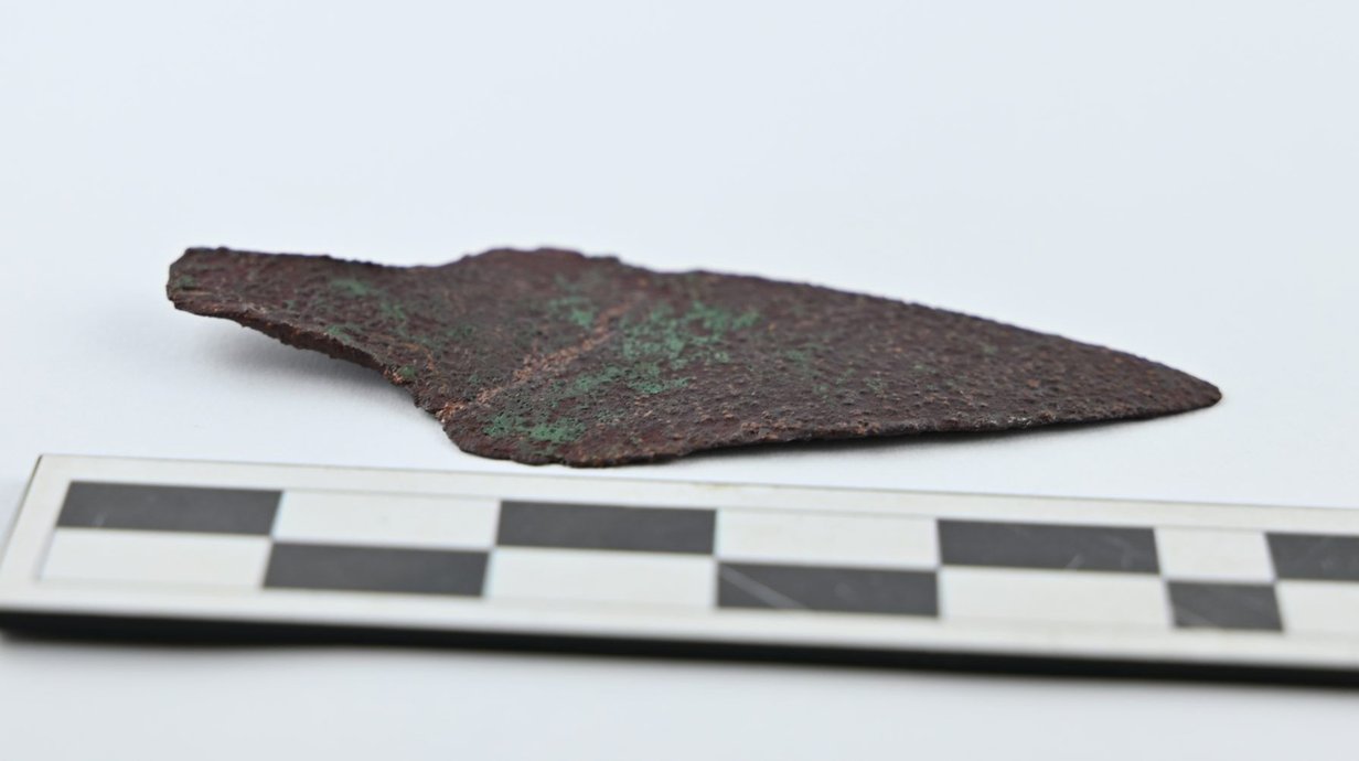 adaga-de-cobre-de-4-mil-anos-e-encontrada-em-floresta-polonesa-thumb.png