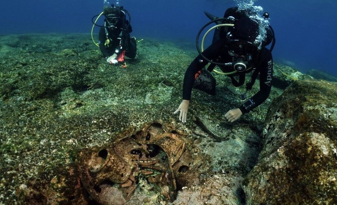 cemiterio-de-navios-antigos-e-encontrado-no-litoral-da-grecia-por-arqueologos-thumb.png