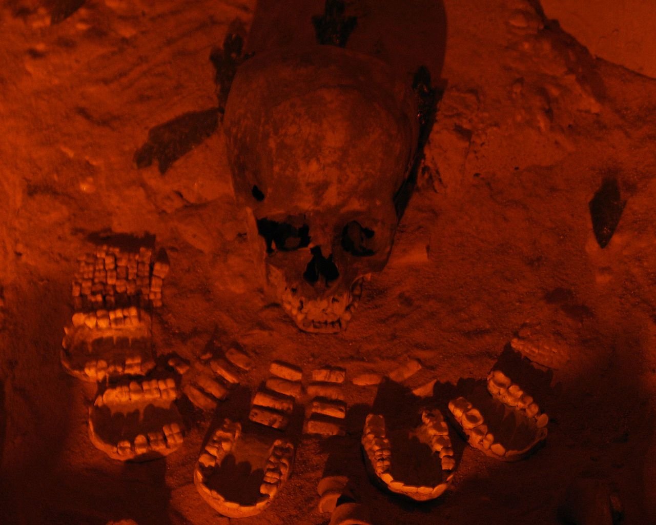 1280px-Teotihuacan-Entierro_de_la_pirámide_de_la_Serpiente_Emplumada.jpg