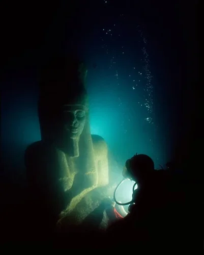 Estátua de Hapi, deusa egípcia da fertilidade, também foi achada no Mediterrâneo. (Fonte: Christoph Gerigk/Franck Goddio/Hilti Foundation)