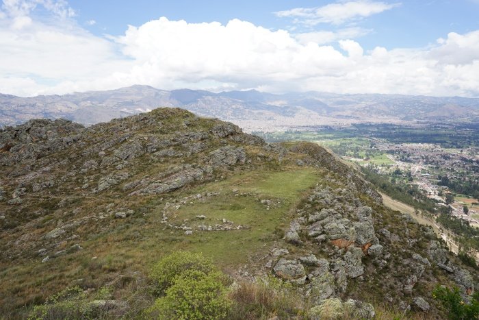 A praça circular fica próxima à cidade de Cajamarca. (Fonte: Science Advances/Reprodução)