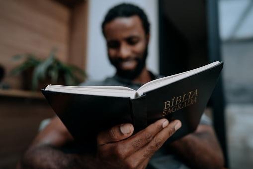 A Bíblia é um guia de orientações divina para a vida. (Fonte: GettyImages/ Reprodução)