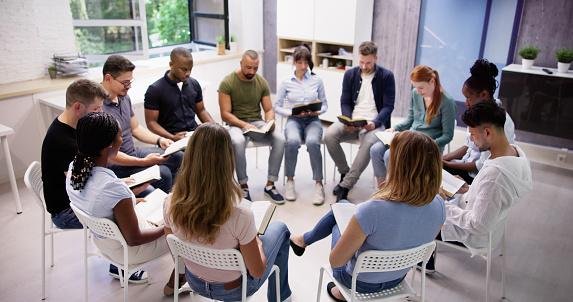 A Bíblia é a fonte da verdade espiritual para aqueles que a seguem. (Fonte: GettyImages/ Reprodução)  