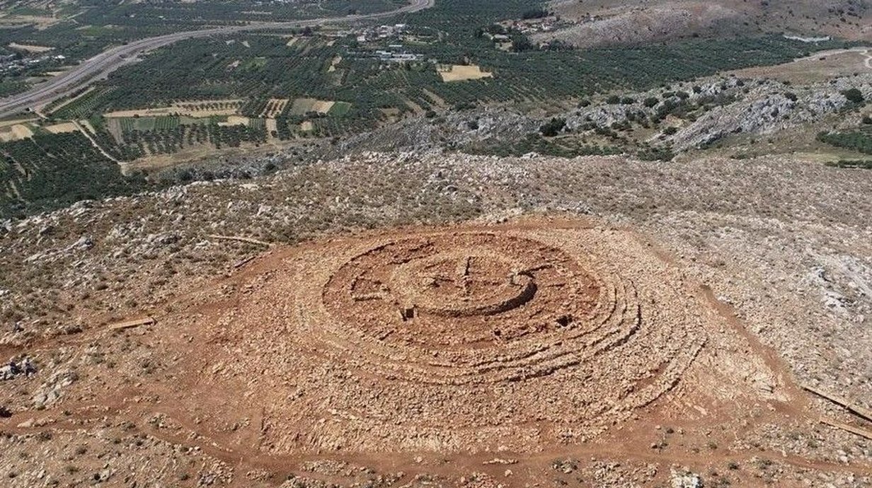 arqueologos-encontram-minilabirinto-em-creta-ilha-grega-do-minotauro-thumb.png