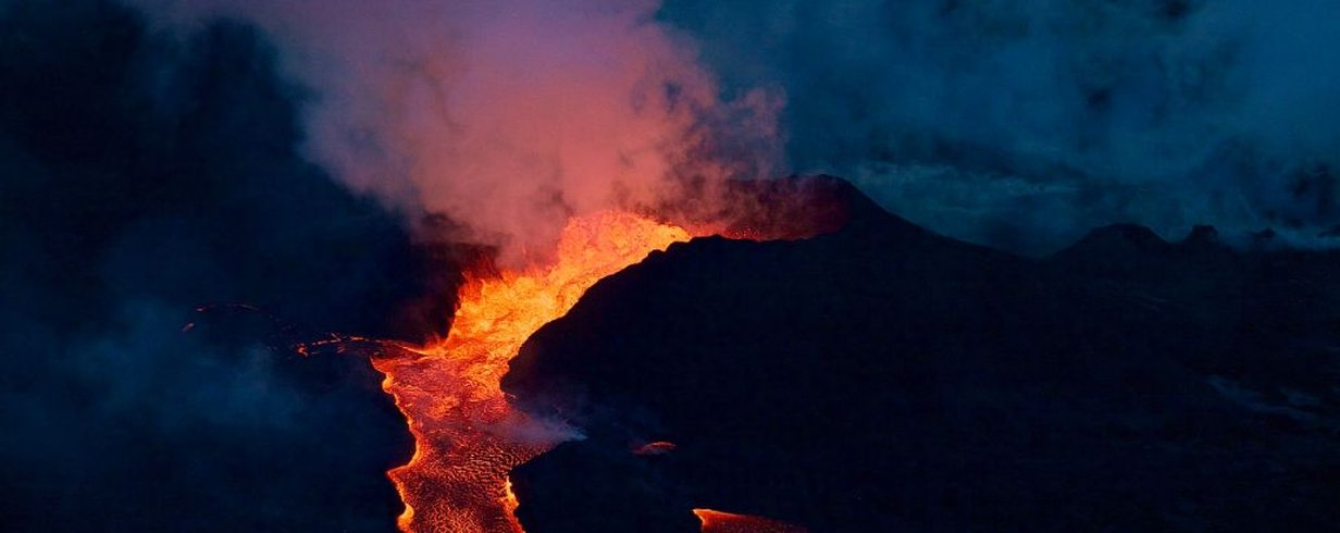 Kilauea_Fissure_8_cone_erupting_on_6-28-2018.jpg