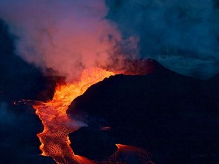 Kilauea_Fissure_8_cone_erupting_on_6-28-2018.jpg