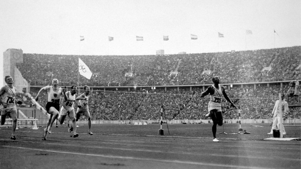 jesse-owens-o-atleta-negro-que-derrotou-o-nazismo-nas-olimpiadas-de-1936-thumb.png