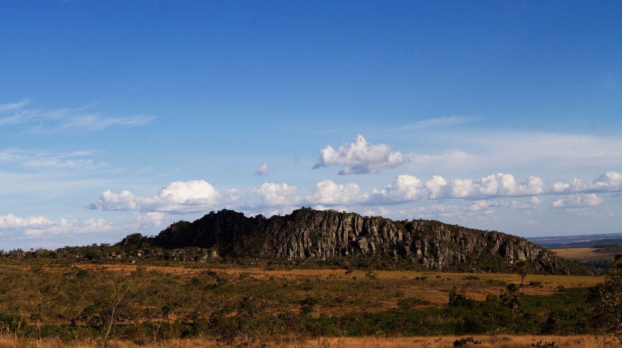 a-incrivel-e-misteriosa-muralha-de-parauna-em-goias-—-afinal-quem-a-construiu-thumb.png