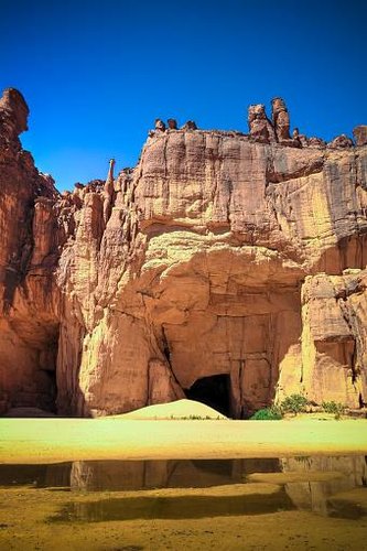 As cavernas ao redor do Guelta d'Archei possuem antigas pinturas rupestres que mostram a vida de povos antigos. (Fonte: Getty Images/Reprodução)