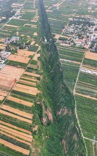 Vale em períodos de chuva, com sua vegetação mais verde. (Fonte: uom Geology/ Divulgação)