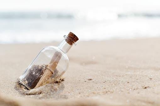 Mensagem encontrada em garrafa fazia parte de experimento do Observatório Naval Alemão. (Fonte: Getty Images)