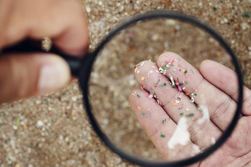 Grandes quantidades de microplásticos têm contaminado o solo da Terra. (Fonte: Getty Images)