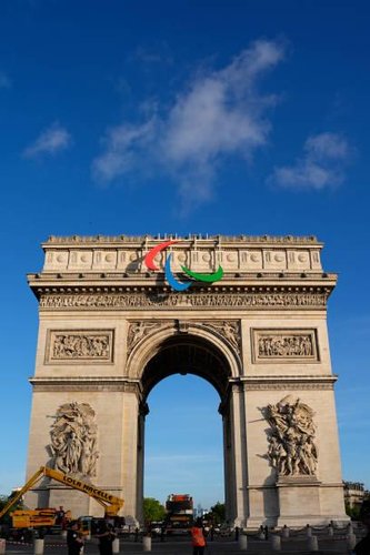 Símbolo das Paralimpíadas no Arco do Triunfo, em Paris. (Fonte: Getty Images/Reprodução)