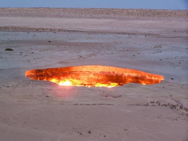 A Cratera Darvaza se abre no meio do deserto de forma aterrorizante. (Fonte: GettyImages/ Reprodução)