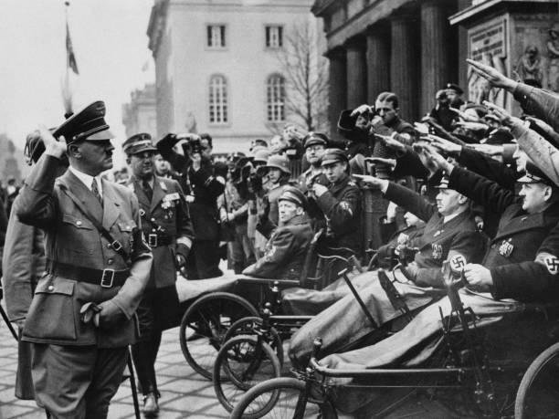 Ao longo de sua vida, Hitler enfrentou diversos problemas sérios de saúde. (Fonte: GettyImages / Reprodução)