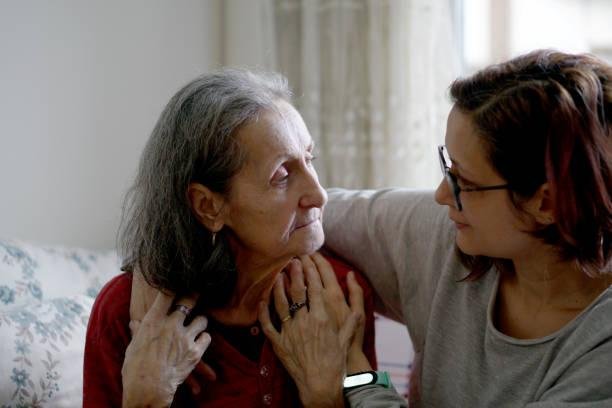 O Alzheimer é difícil tanto para o pacience quanto pra família. (Fonte: GettyImages/ Reprodução)