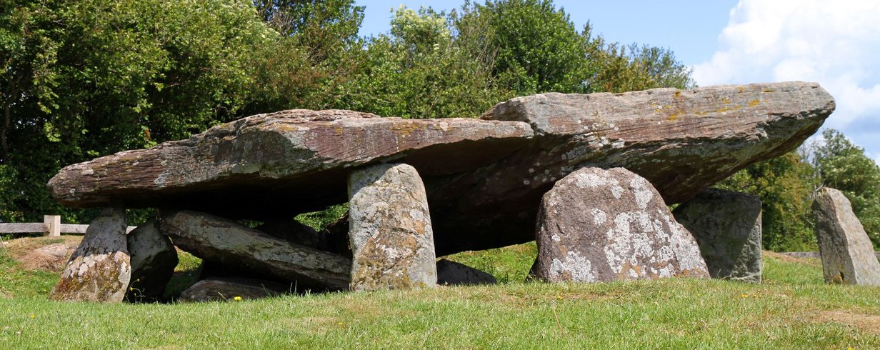 pedra-de-artur-o-elo-com-a-lendaria-figura-do-rei-artur-thumb.png