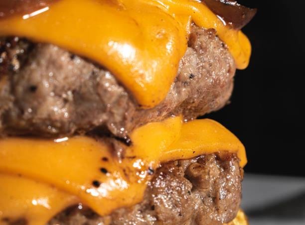 O cheeseburger combina hambúrguer e queijo derretido. (Fonte: Getty Images/Reprodução)