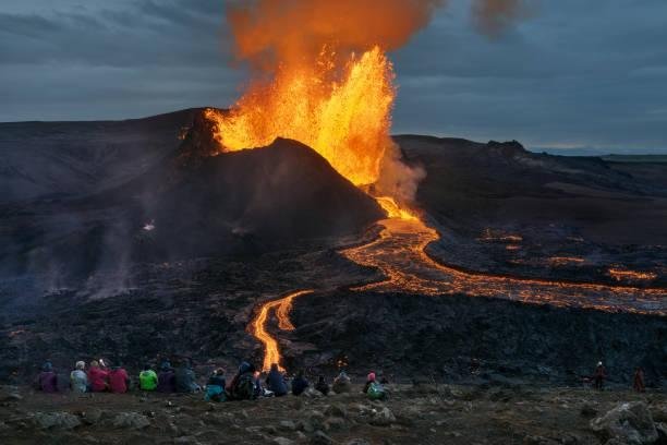 Calor de rochas e água aquecidas por vulcões pode ser convertido em energia geotérmica. (Fonte: Getty Images)