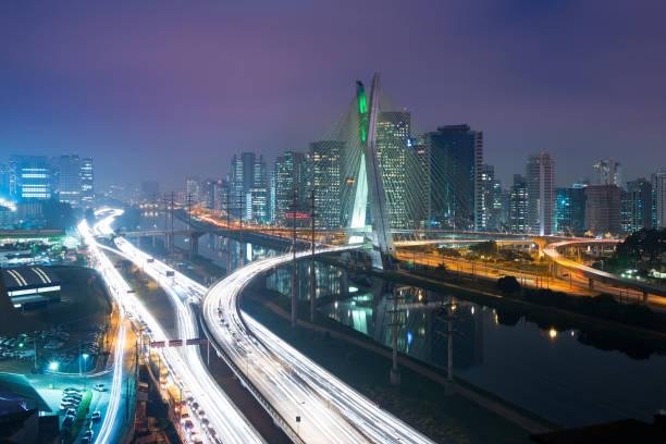 A poluição luminosa interfere na observação do céu noturno e impacta negativamente os ecossistemas. (Fonte: Getty Images/Reprodução)