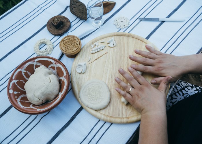 Tradição grega exige habilidade e tempo na criação do pão decorado perfeito. (Fonte: Marco Arguello)