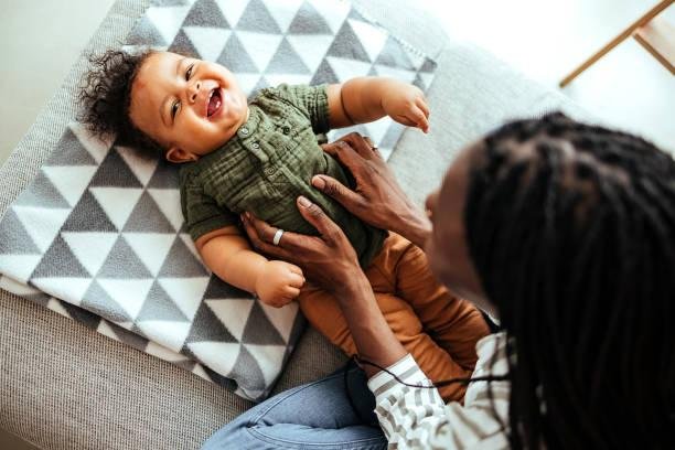 Cócegas podem servir tanto para proteção quanto para fortalecer vínculos sociais. (Fonte: Getty Images/Reprodução)