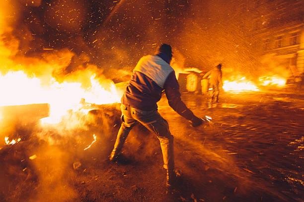 O coquetel molotov, mesmo sendo simples, pode fazer grandes estragos. (Fonte: GettyImages/ Reprodução)