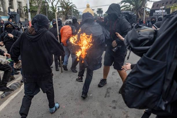 O coquetel Molotov é também uma arma política. (Fonte: GettyImages/ Reprodução)