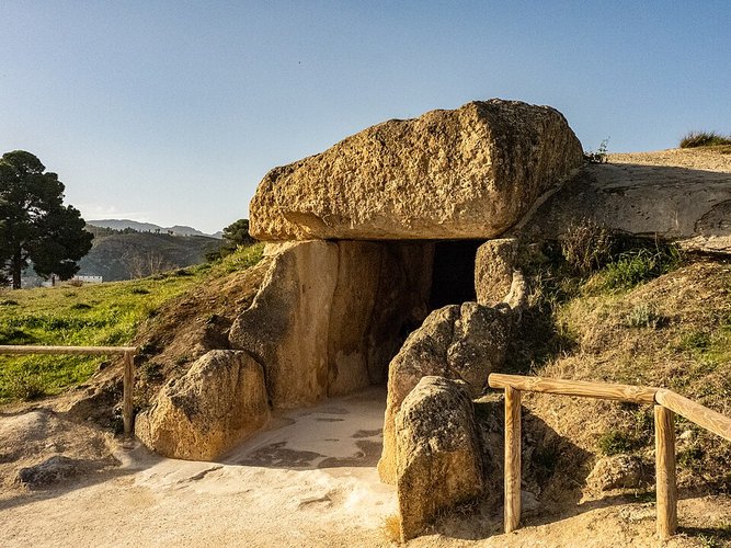 Pedras do Dolmen foram posicionadas para se sustentar mutualmente. (Fonte: Wikimedia Commons)