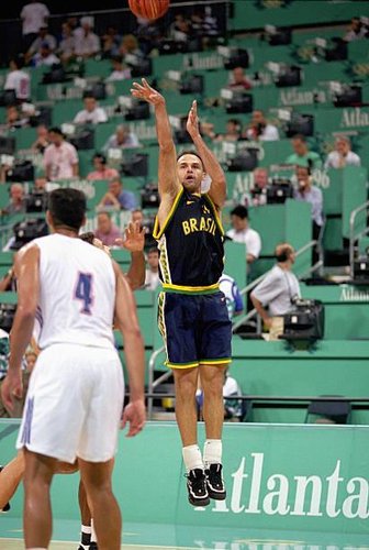 Incerto de seu futuro na NBA, Oscar optou por permanecer com a seleção brasileira. (Fonte: Getty Images)