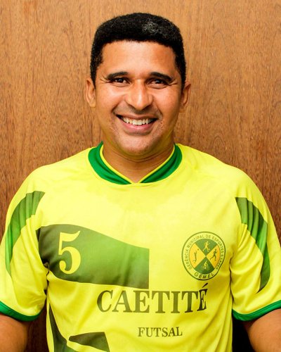 Assim como Falcão, Manoel Tobias se aventurou no futebol de campo, mas brilhou mesmo no futsal. (Fonte: Wikimedia Commons)