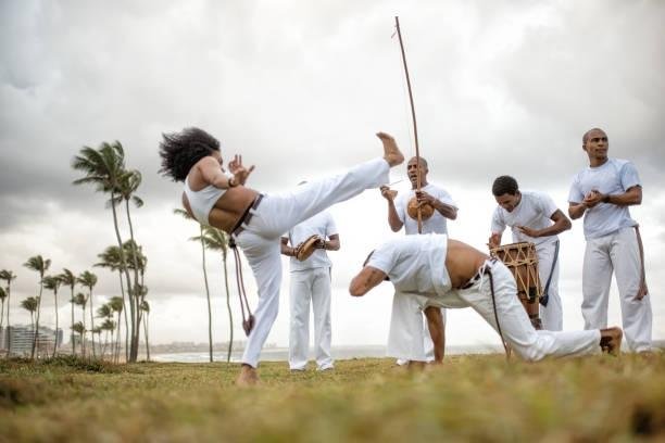 A capoeira evoluiu para uma arte marcial e expressão cultural que combina dança, música e acrobacias. (Fonte: Getty Images/Reprodução)