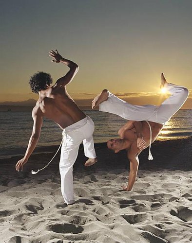 A capoeira une a fluidez da dança com a força dos golpes. (Fonte: Getty Images/Reprodução)