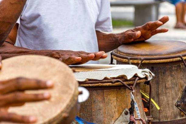 Os instrumentos musicais ditam o ritmo da capoeira, guiando a 