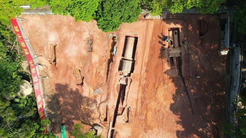 Vista aérea do local mostra distribuição dos túmulos no zoológico. (Fonte: China Central Television/Reprodução)