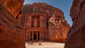 calice-misterioso-e-encontrado-em-tumba-secreta-na-cidade-de-petra-banner.png