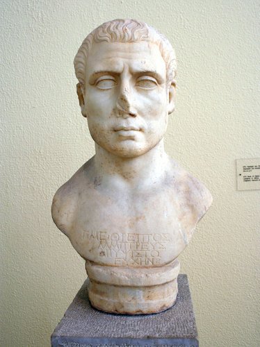 Busto romano de Caio Mêmio em exposição no Museu Arqueológico do Pireu, em Atenas. (Fonte: Giovanni Dall'Orto via Wikimedia Commons)