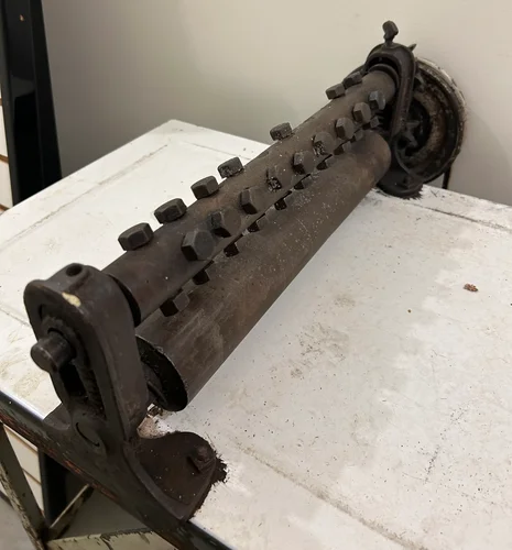 O rolo superior tem vários parafusos que auxiliam na retirada do ar da massa. (Fonte: Popular Science, Dorchester County Historical Society / Divulgação)
