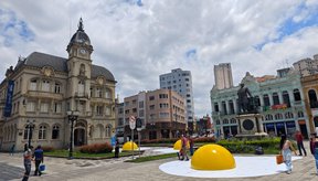 por-que-curitiba-esta-com-ovos-fritos-gigantes-espalhados-pela-cidade-thumb.png