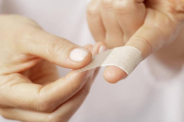 Lavar e proteger o corte ajuda a evitar infecções e acelera a cicatrização. (Fonte: Getty Images/Reprodução)