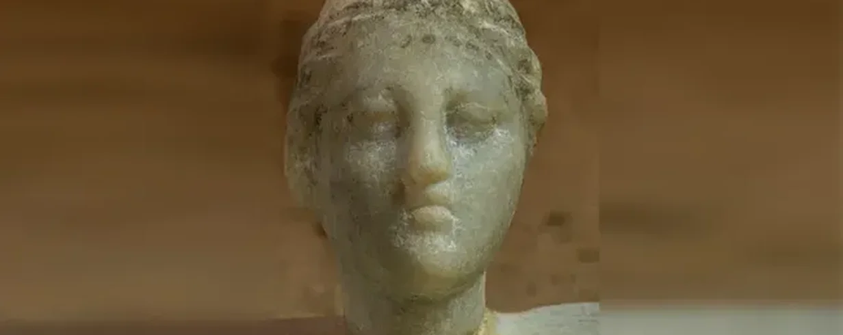 possivel-busto-de-cleopatra-vii-e-encontrado-em-templo-no-egito-thumb.png