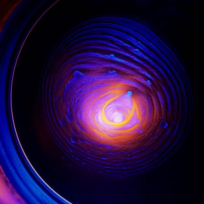 Fotografias transformam restos de whisky em paisagens alienígenas