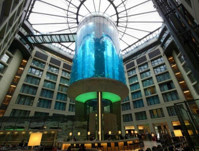 Hotel de Berlin tem aquário gigante com peixes tropicais no lobby