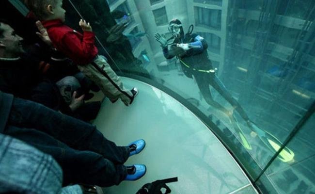 Hotel de Berlin tem aquário gigante com peixes tropicais no lobby